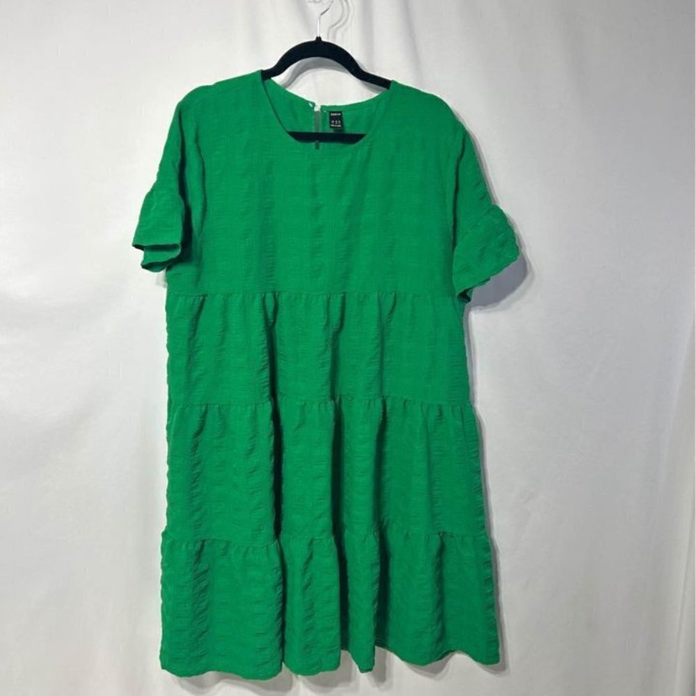 Woman’s Kelly green ruffle hem ruffle sleeve sundress. Size XL (12).